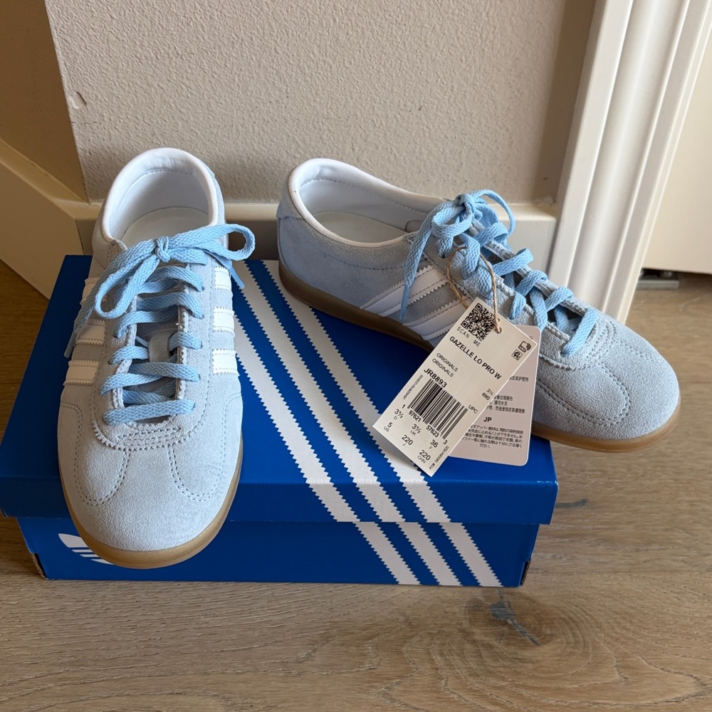 NWT adidas gazelle lo pro sneaker clear sky/white/gum size 5 with original box